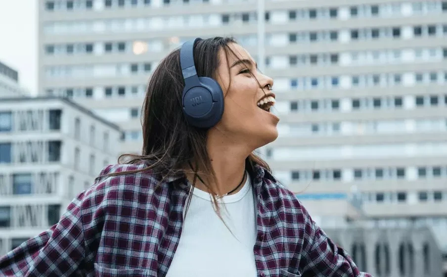 JBL Tune 710BT lifstyle 1
