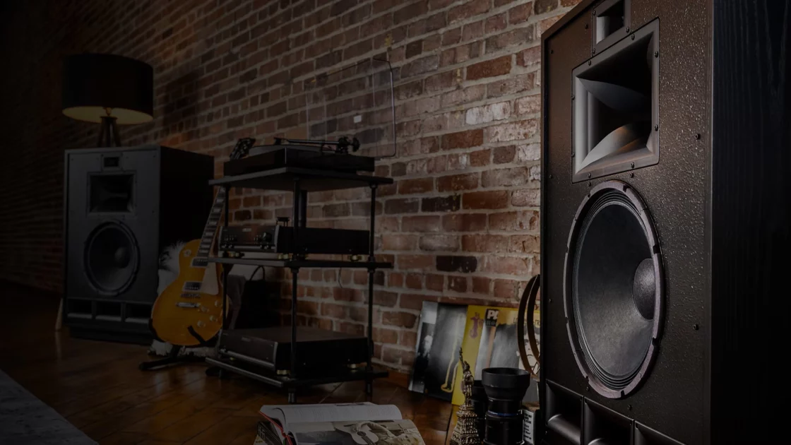 KLIPSCH Cornwall IV turntable listening configuration