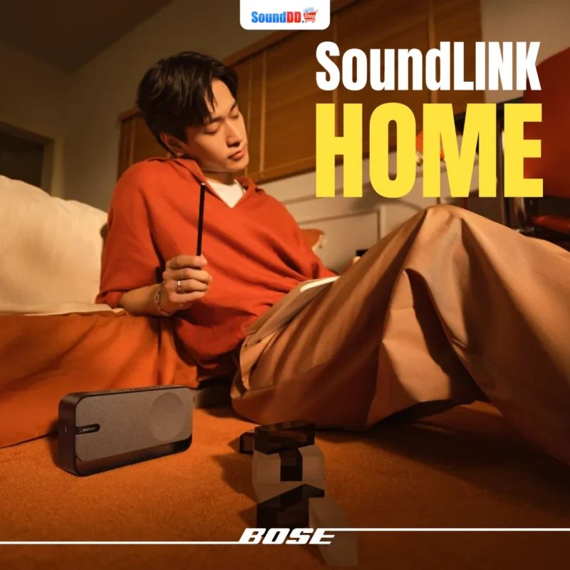 ผู้ชายกำลังนั่งคิดงาน และฟังเพลงผ่านลำโพง Bose SoundLINK HOME
